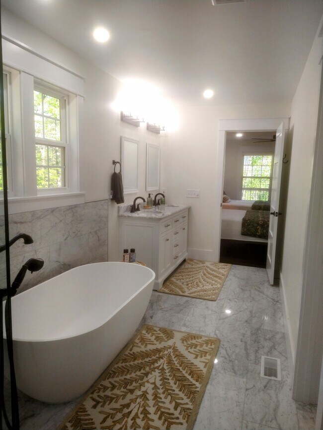 Building Photo - 63 Redwood Ln