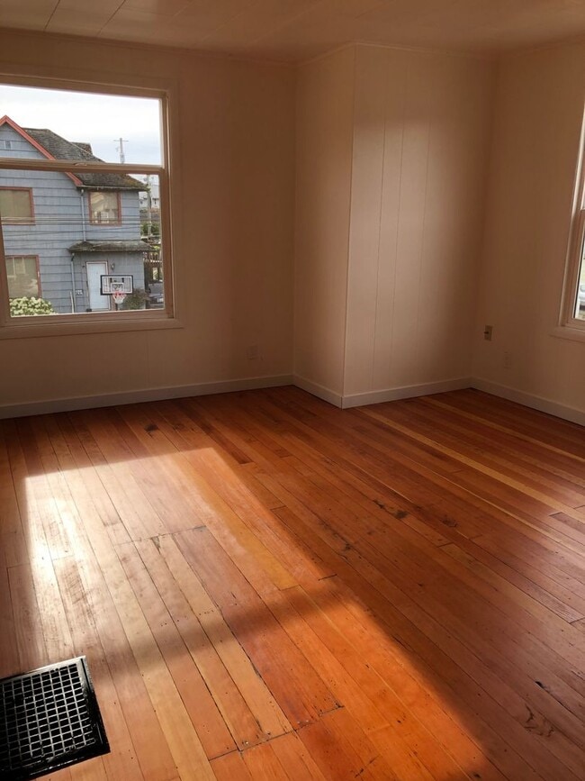 Building Photo - Stately Beauty with 3BR 1.5BA