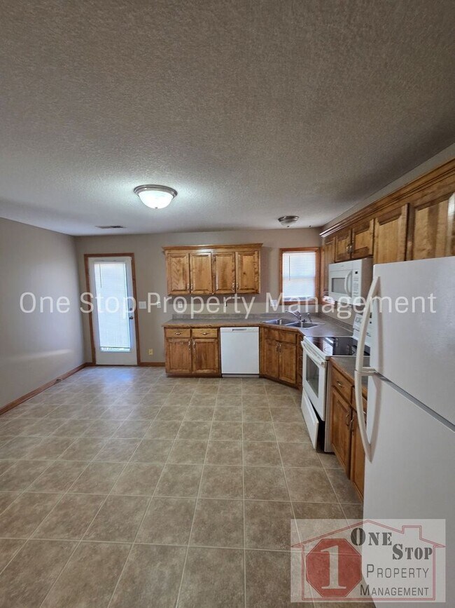 Building Photo - Beautiful 3-Bedroom 2.5 Bathroom in Independence