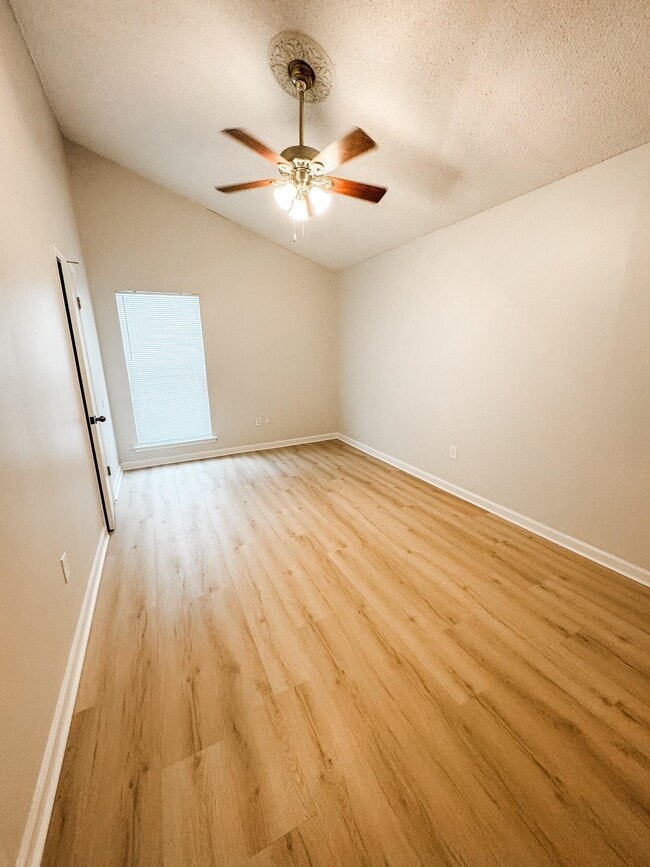 Building Photo - 1145 Greenview Rd