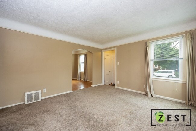 Building Photo - OPEN HOUSE WEDNESDAY DECEMBER 3RD 3-3:30 PM Amazing 3 Bedroom 1 Bathroom - $1,375.00