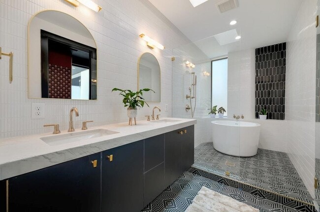 Building Photo - 7809 Woodrow Ave