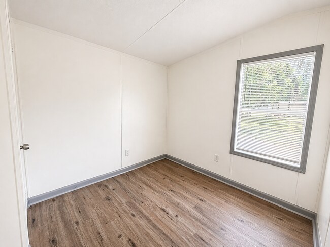 Building Photo - Freshly Updated Single-Wide in Quiet Community!