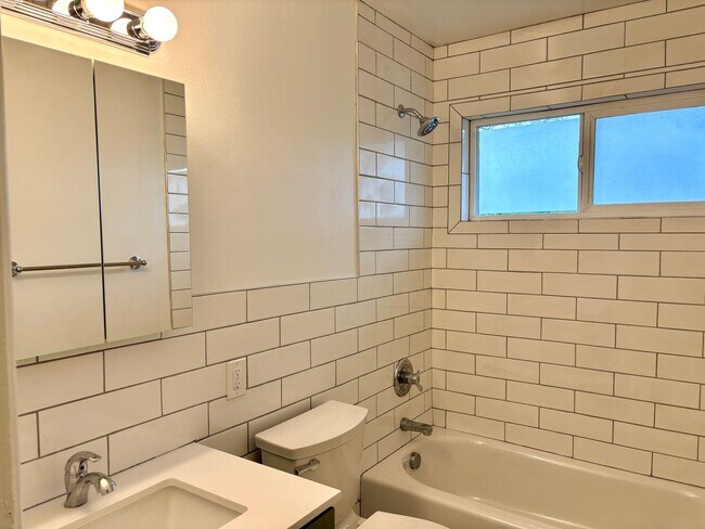 Building Photo - HALPC04