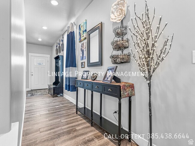 Building Photo - 10855 N Sandstone Way