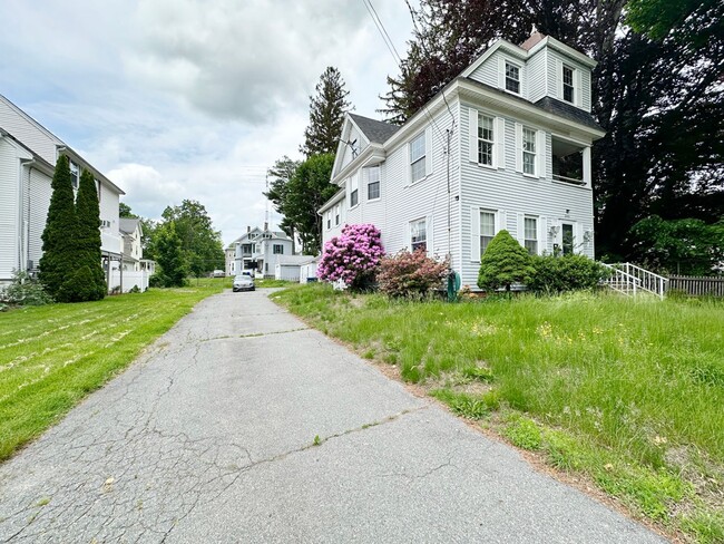Building Photo - Beautiful 3 BR 1.5 BA Leominster SFH