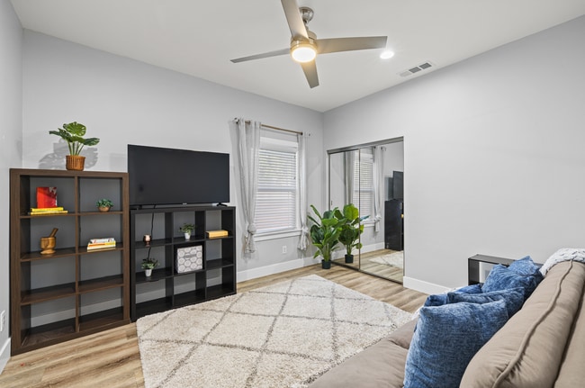 Building Photo - Updated Midtown Home