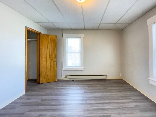 Building Photo - Preleasing for August 2026! 1 Bedroom, 1 Bathroom Close to Ball State's Campus! New Flooring!