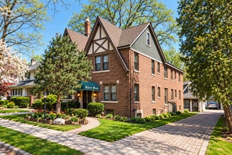 Hillary Manor - Virginia Apartments