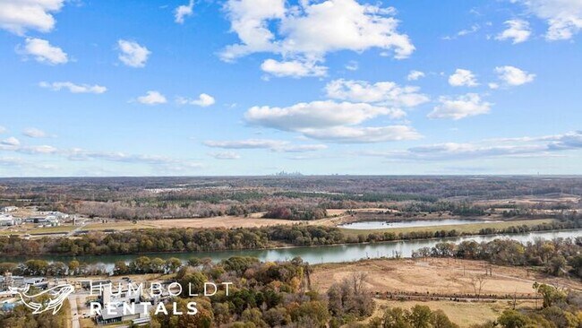 Building Photo - Townhomes at Humboldt Place- Fully renovated and move in ready 2 bedroom unit!