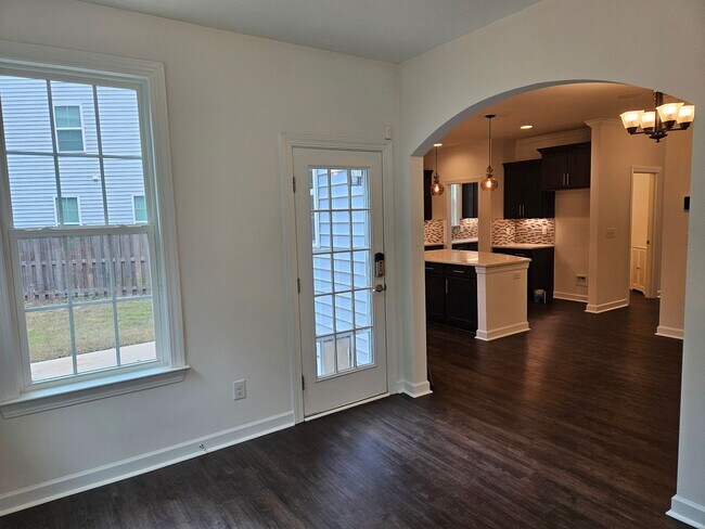 Building Photo - Beautiful unfurnished 3 bed 2.5 bath home ...