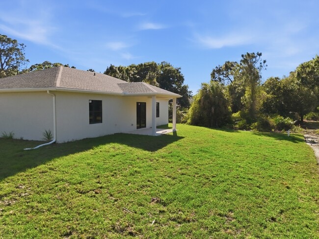 Building Photo - 825 Carbon St E