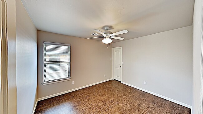 Building Photo - 2 Bedroom 2 Bath Duplex Close To Tinker AFB