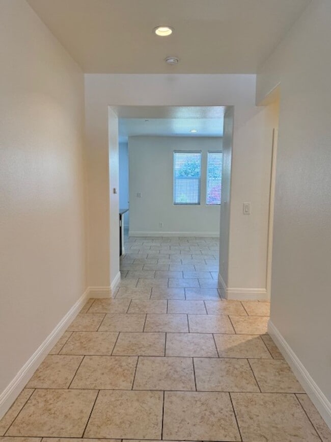 Building Photo - Beautiful Spacious 5 Bedroom Home located ...