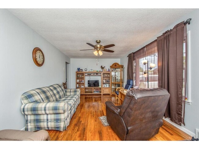 Building Photo - 211 Palomino Pkwy