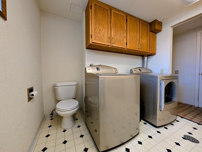 Building Photo - Over Sized 3-Bed, 2.5-Bath SFH w/ 2-Car Garage, & Fenced Backyard!