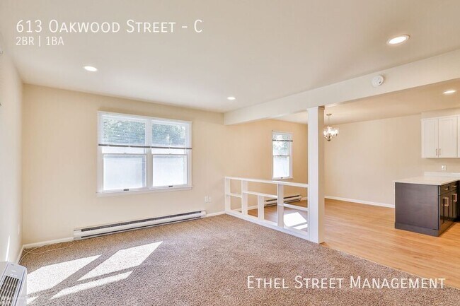 Building Photo - 613 Oakwood St
