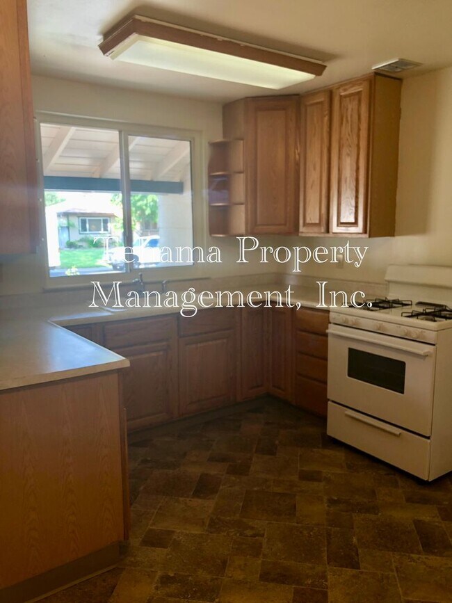 Building Photo - 4 bedroom 2 bathroom downtown Red Bluff home