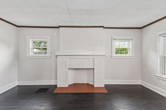 Building Photo - MADISONVILLE - Charming 3+ Bed Cape Cod