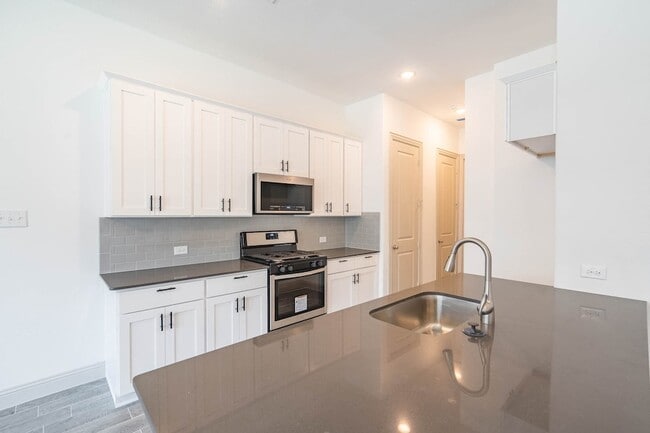 Building Photo - 6151 Blythe Dr