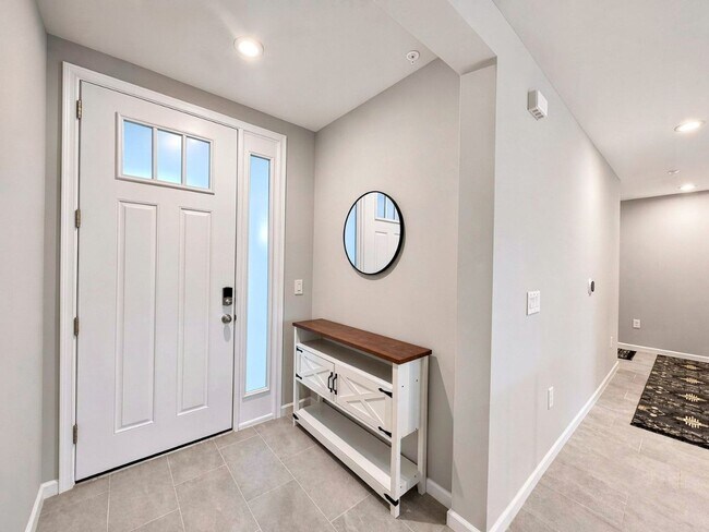 Building Photo - 4660 Arboretum Cir