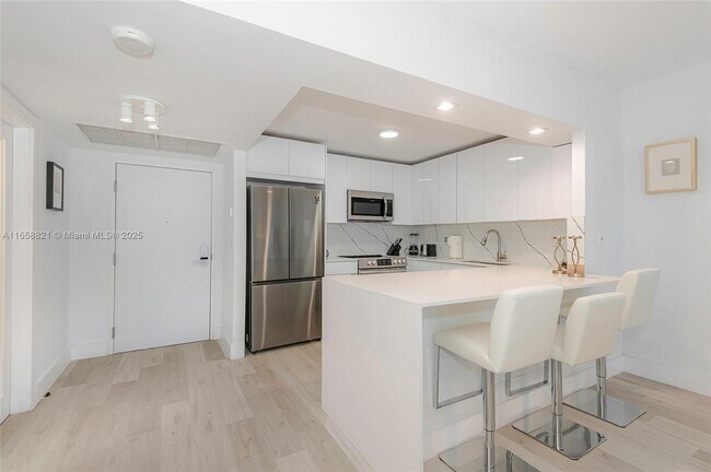 Building Photo - 2301 Collins Ave
