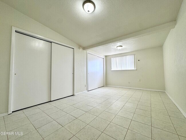 Building Photo - 9928 Acer Ave