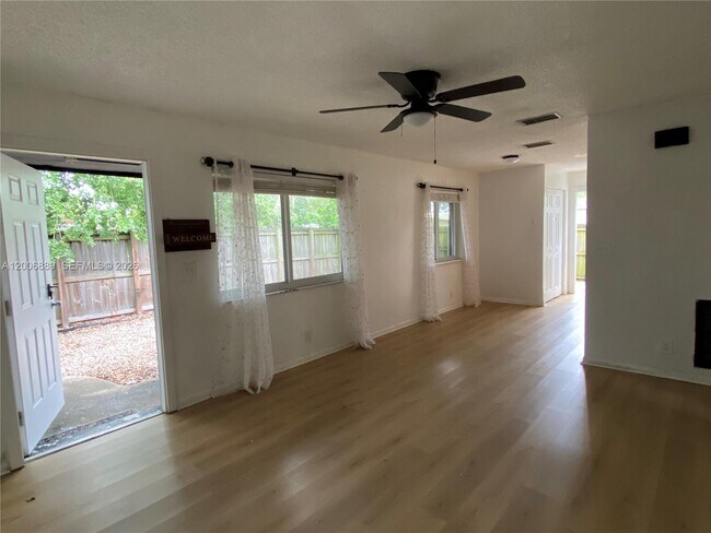 Building Photo - 6132 SW 39th St