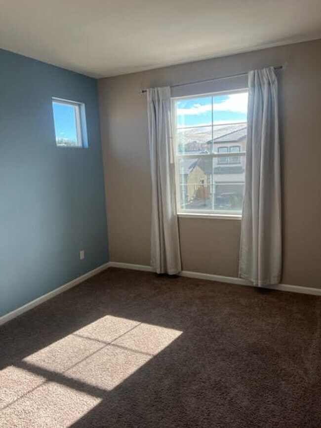 Building Photo - Newer Home within Red Hawk Golf Community!