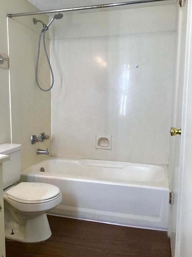 Building Photo - Beautiful 3 Bedroom Apartment. Great place at an affordable price.