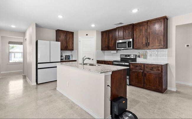 Building Photo - Must See!!! Stunning 4 Bed/2.5 Bath Home -...