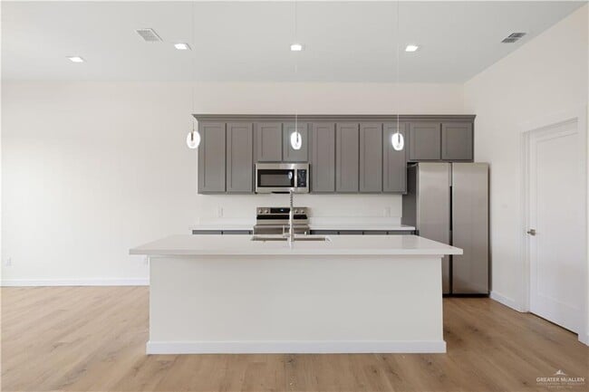 Building Photo - 19 N Brushfield Ave