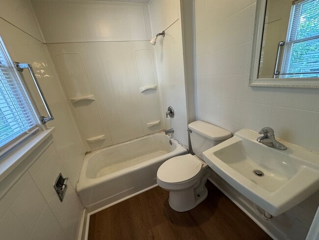 Building Photo - Charming Updated 2 Bedroom Home with New F...