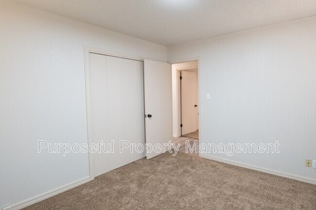 Building Photo - 2412 Laneway Dr