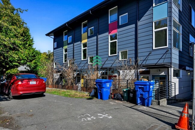 Building Photo - Stylish 2 Bed 2 bath Townhome for Rent