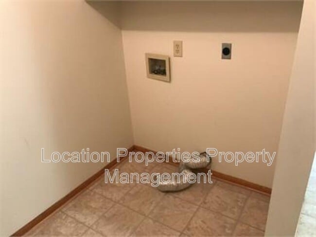 Building Photo - 945 Homewood St