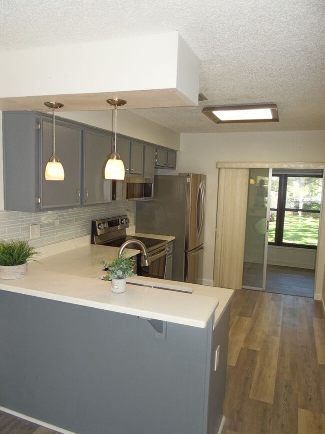 Building Photo - 2/2 condo in Dunedin - 55+ community