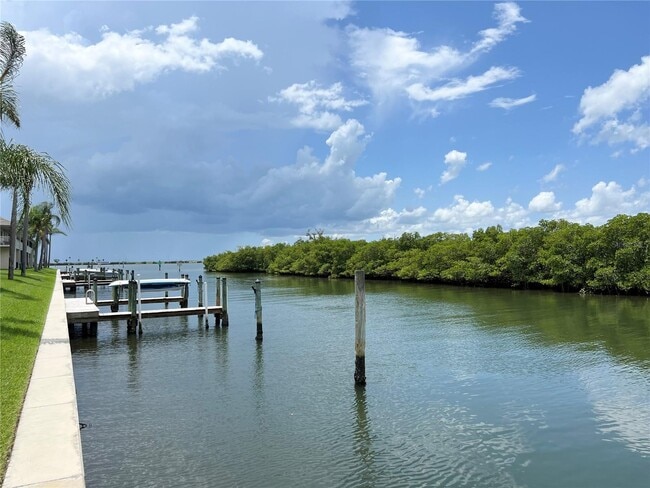 Building Photo - 8825 Bay Pointe Dr