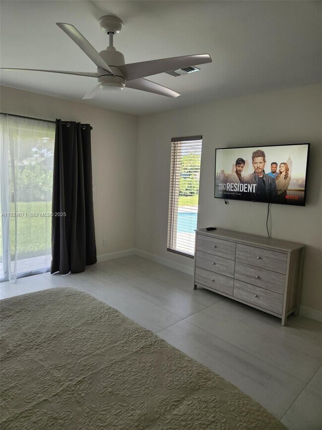 Building Photo - 1001 SE 14th Dr