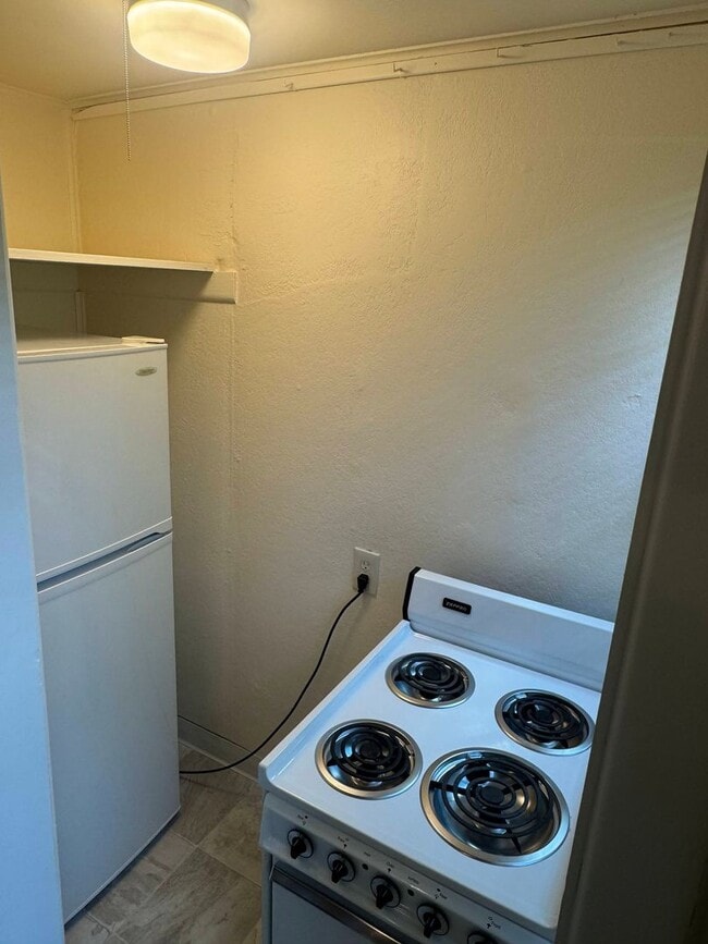 Building Photo - Studio in Eugene