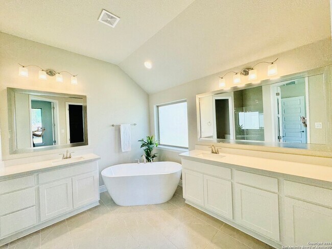 Building Photo - 211 Corazon