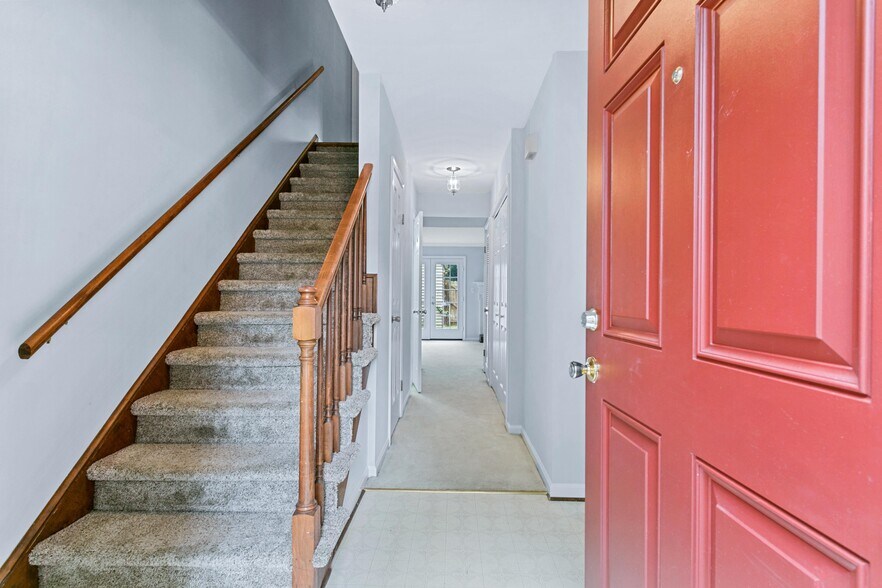 Main Entrance with storm door - 117 Wellesley Dr