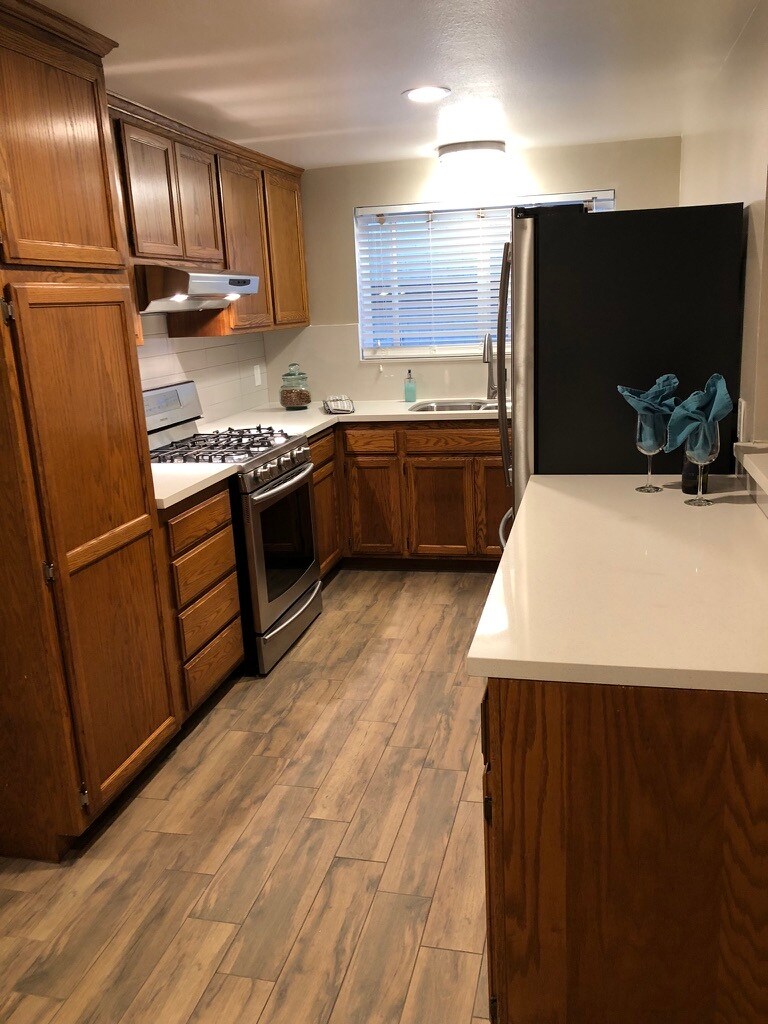 Building Photo - 828 Bayview Dr