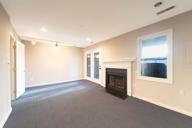 Building Photo - 1553 Templeton Pl