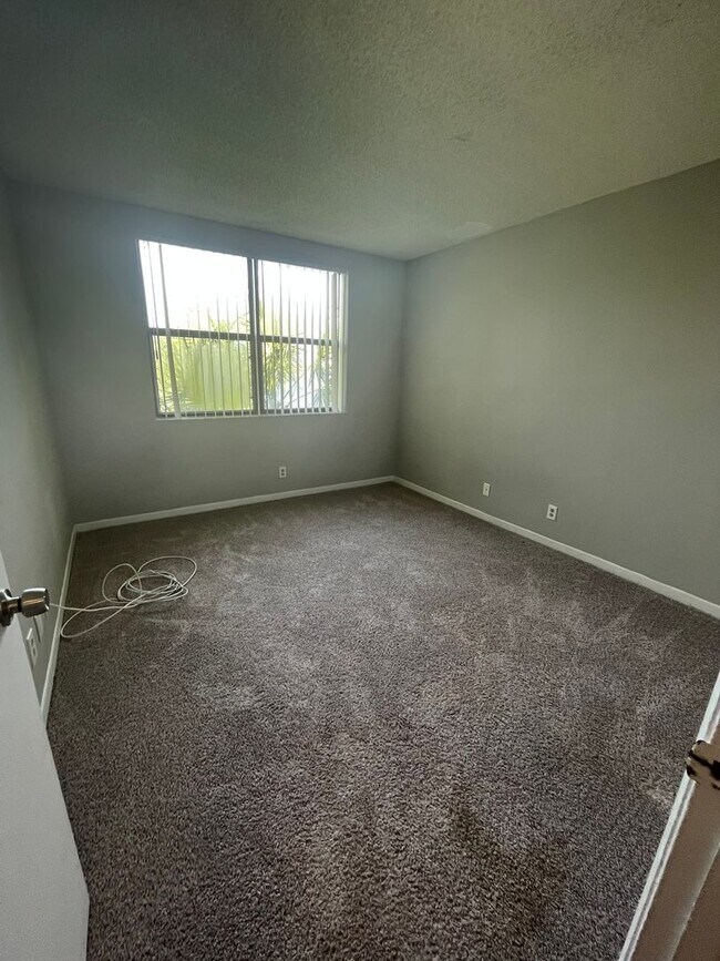 Building Photo - TWO BEDROOM TWO BATHROOM WITH LAKE VIEW!!