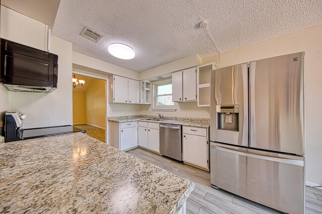 Building Photo - 22411 Elsinore Dr