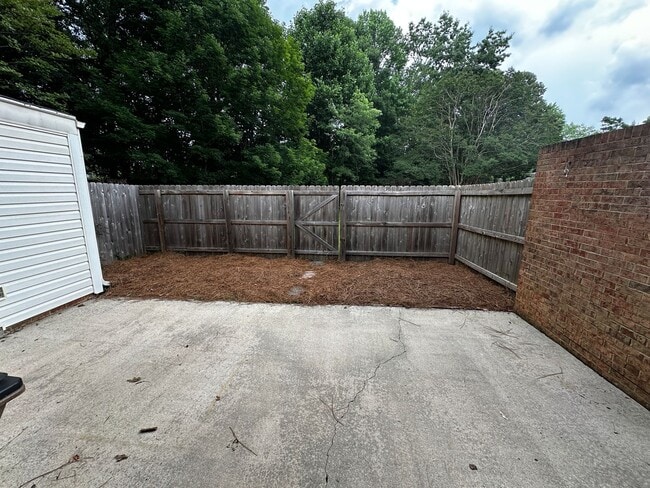 Building Photo - Available to View on 8/29! Luxurious Town ...