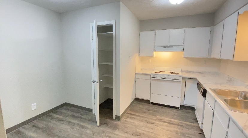 Kitchen - Fontainebleau Apartments