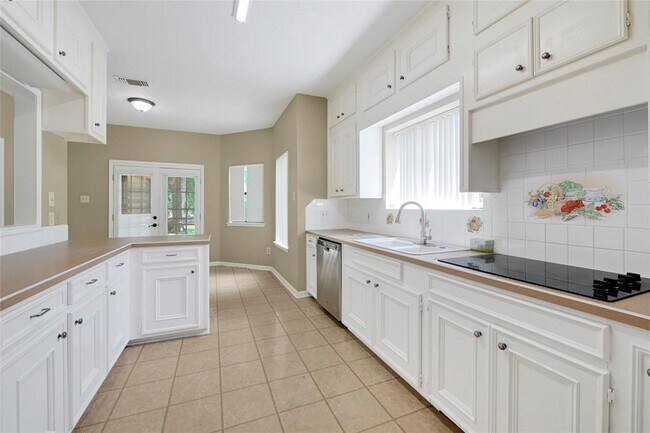 Building Photo - 52 Greentree Ln