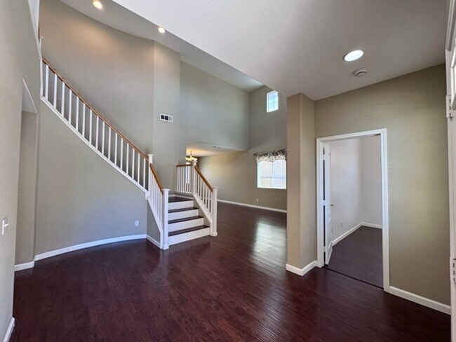 Building Photo - Beautiful Two Story 5 bedroom Home in the ...
